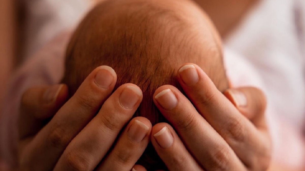 Bebé solo duerme en brazos: 5 claves que sí ayudan