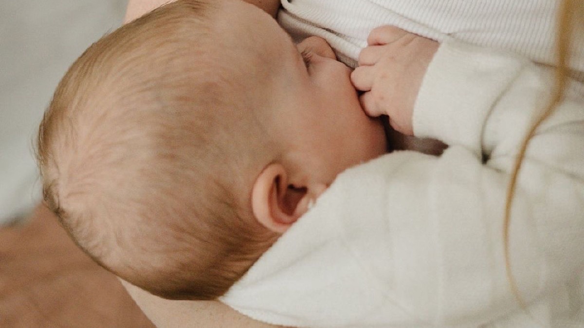 Mi bebé se despierta cada hora: ¿es hambre? Guía Nana