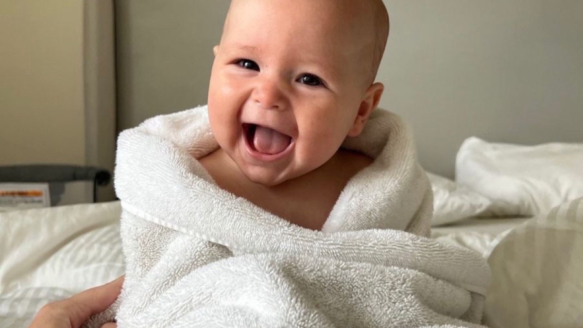Qué hace un bebé de 4 meses: hitos, sueño y trucos